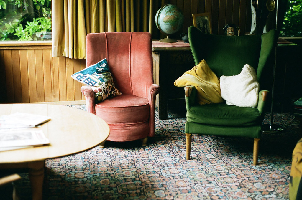 Wohnzimmer mit Sofa und Regal aus massivem Holz, eingerichtet von Animals Hub